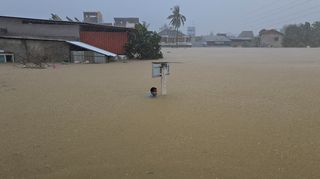 Povodně v Thajsku. Velká voda lidi vyhnala na dráty elektrického vedení
